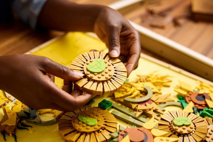 Actual product image LEGO Vincent van Gogh - Sunflowers (31215, LEGO DC, LEGO Rare Sets)