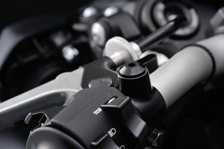 Produktbild Daytona Schraubenkappe CNC-Aluminium schwarz eloxiert F. Spiegel Gewinde M10 X P1.25 Rechtsgewinde