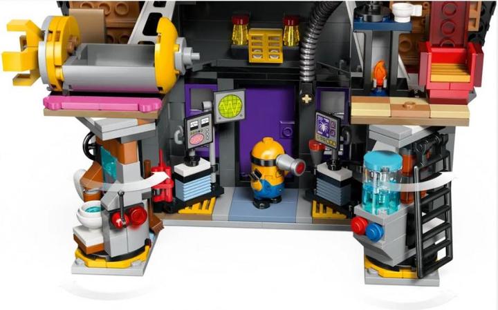 Actual product image LEGO Family villa of Gru and the Minions (75583, LEGO Minions)