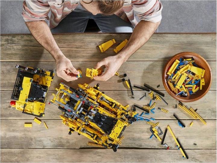Image du produit LEGO Bulldozer D11 Cat (42131, LEGO Technic)