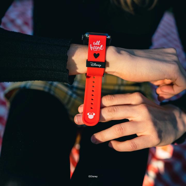 Actual product image Moby Fox Disney bracelet pour smartwatch Minnie Mouse Classic Hearts (Silicone, Apple Watch)