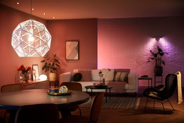 Produktbild Philips Hue White & Color Ambiance BT Starterset (E27, 9 W, 806 lm, 2 x, F)