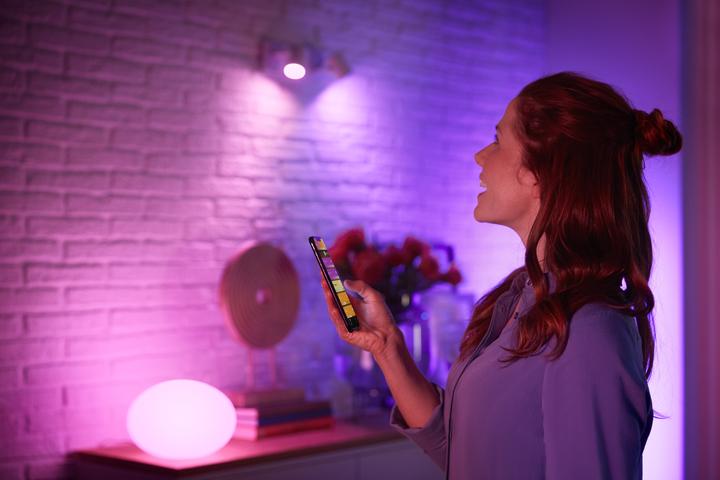 Produktbild Philips Hue White & Color Ambiance BT Starterset (E27, 9 W, 806 lm, 2 x, F)