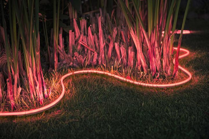 Actual product image Philips Hue Outdoor Lightstrip BT (RGBW, 200 cm, Outdoor)