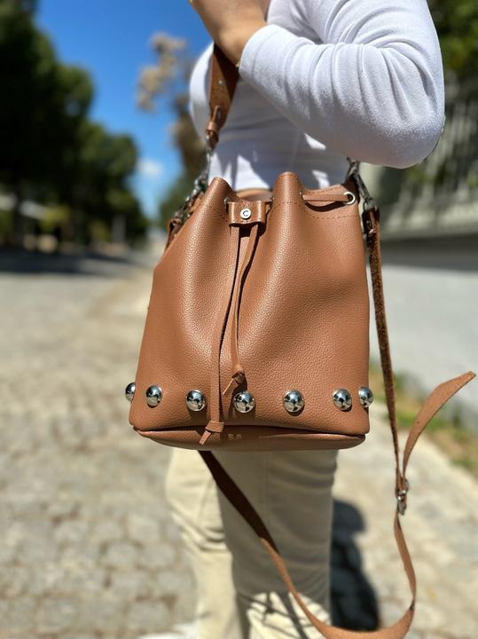Produktbild Only-Bags.Store Schwarze Leder Bucket Bag, Nieten-Ledertasche, Umhängetasche, Crossbody Bag, aus Vollnarbenleder