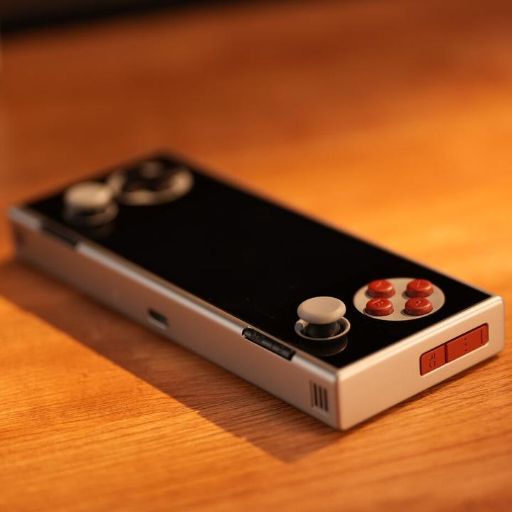 Actual product image Ayaneo Pocket Micro Handheld Konsole - 8GB, 256GB SSD, Retro-Grau