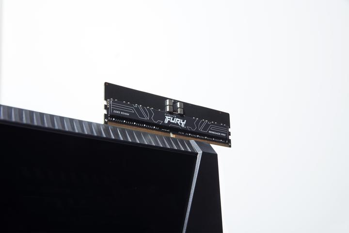 Actual product image Kingston D5128GB 6000-32 Renegade PRO ECC K8 KFY KF560R32RBK8-128 (8 x 16GB, 6000 MHz, DDR5 RAM, R-DIMM)