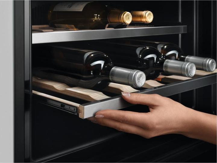 Immagine prodotto AEG KWK884520T Frigorifero per vini compatto / funzionamento touch / visualizzazione della temperatura