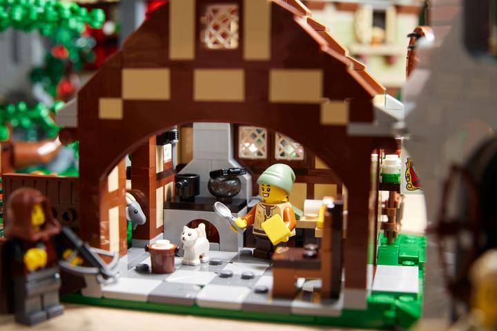 Image du produit LEGO Place de la ville médiévale (10332, LEGO Icons, LEGO difficiles à trouver)