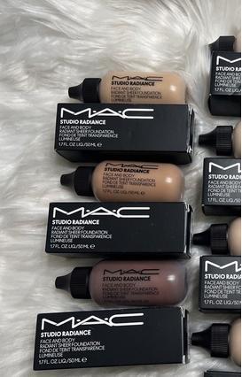 Produktbild MAC Cosmetics Studio Radiance Face and Body Radiant Sheer Foundation (W5)