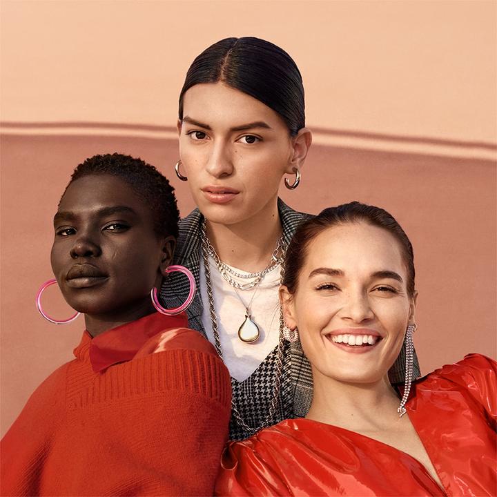 Actual product image Bobbi Brown Skin Long Wear Powder Foundation Sun Protection Factor 20 Alabaster (C-004)