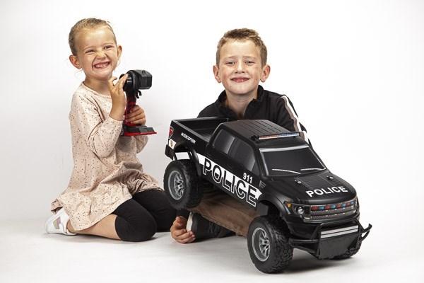 Actual product image Hama Maisto Police Car R/C 1:6 2.4GHz 6.4V Li-ion 700mAh