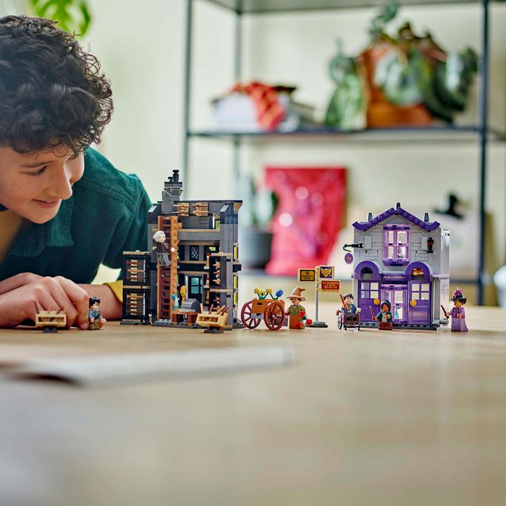 Actual product image LEGO 76439 Ollivanders™ & Madam Malkins Suits (76439, LEGO Harry Potter)