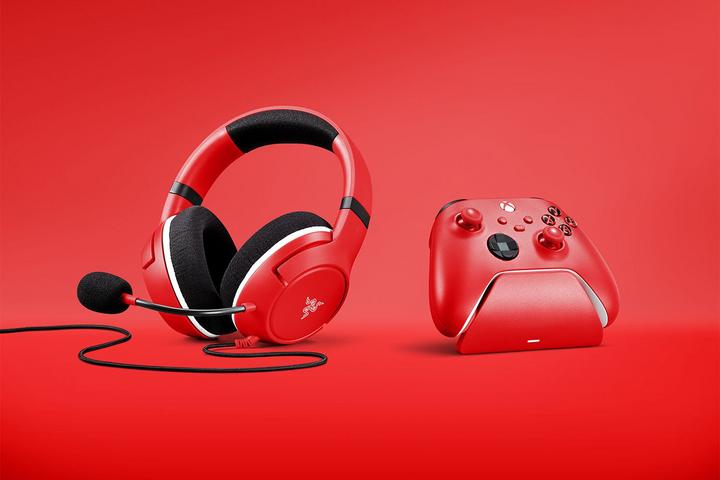 Actual product image Razer Essential Duo Bundle Kaira X for Xbox Charging Stand for Xbox Controller red (Cable)