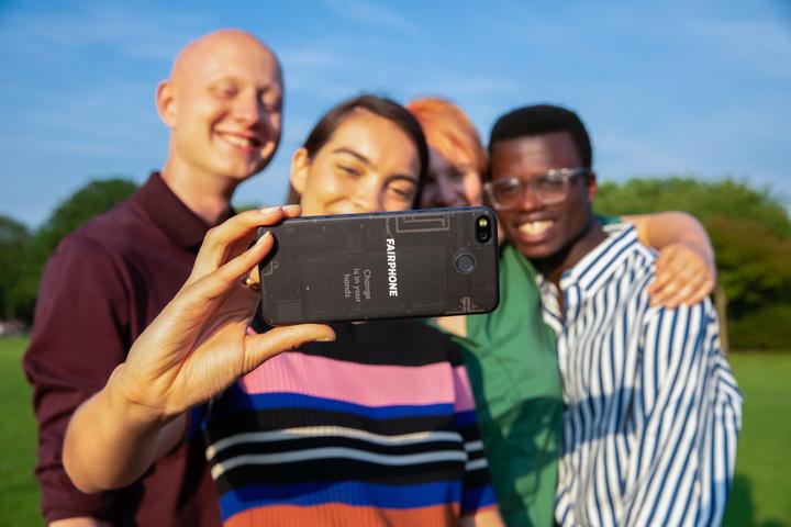 Produktbild Fairphone 3 (64 GB, Dark Translucent, 5.65", Dual SIM + SD, 12 Mpx, 4G)