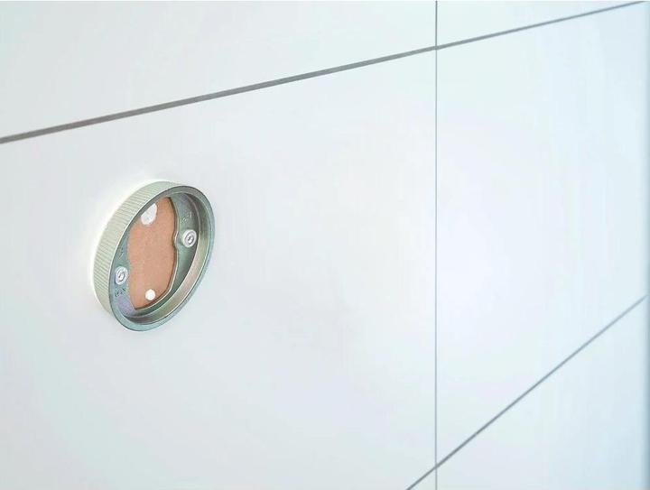 Produktbild tesa EKKRO Toilettenrollenhalter inkl. Klebelösung ohne Bohren