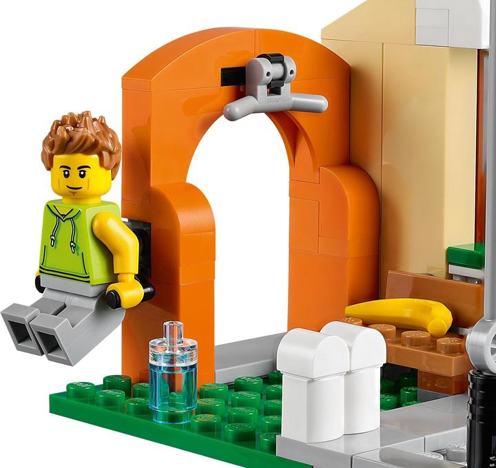 Actual product image LEGO Shopping street with shops (60306, LEGO City)