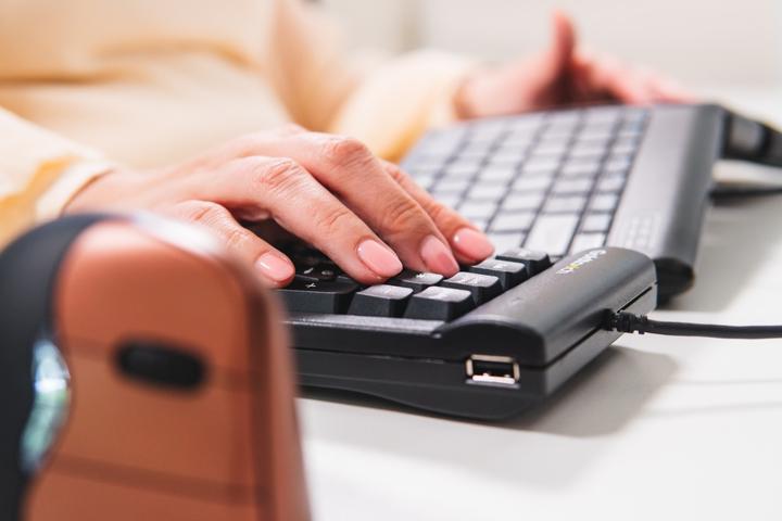 Produktbild Evoluent Goldtouch Tastatur USB Numerisch (DE, Kabelgebunden)