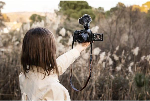 Immagine prodotto Canon EOS R7 Kit (18 - 150 mm, 32.50 Mpx, APS-C / DX)