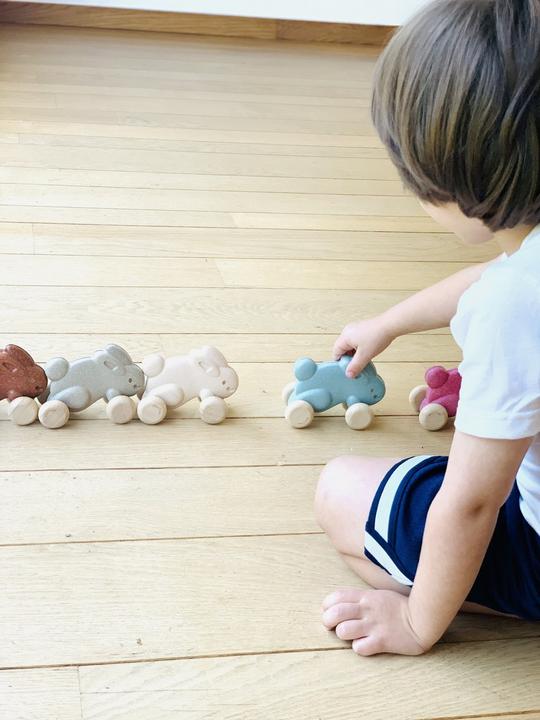 Produktbild Plantoys houten konijn op wielen grijs