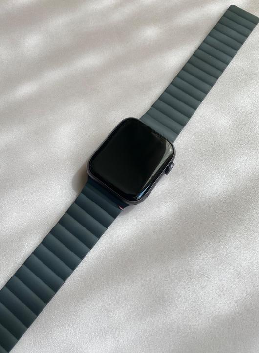 Actual product image Cyberport Silicon Magnetic Traction Strap 42/44mm (44 mm, 42 mm, Silicone, Apple Watch)