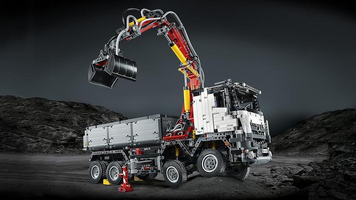 Actual product image LEGO Mercedes-Benz Arocs 3245 (42043, LEGO Technic)