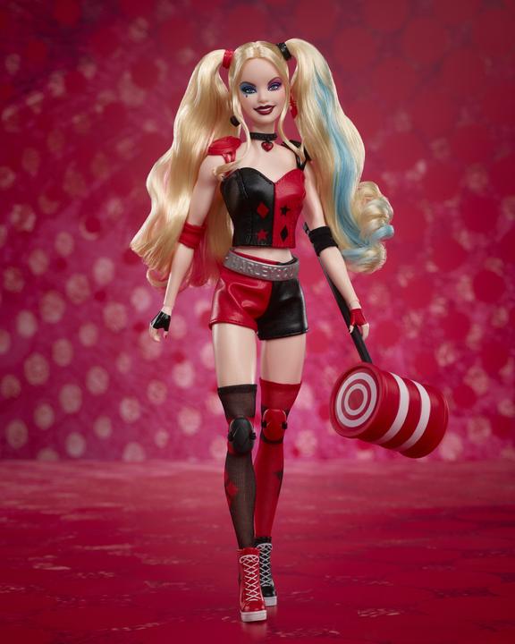 Produktbild Barbie Signature Harley Quinn Sammlerpuppe mit beweglichem Körper, ikonischem Outfit und Schlägel