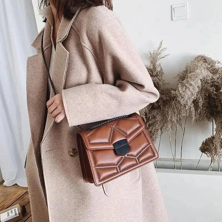 Image du produit Only-Bags.Store Vintage chaîne de rivets Petit sac à bandoulière rabat en cuir PU Mode Petit sac à bandoulière carré