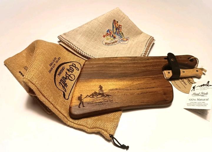 Image du produit Das Brettl Alpen Kit Planche à découper Kit en bois de noyer avec couteau et set de table