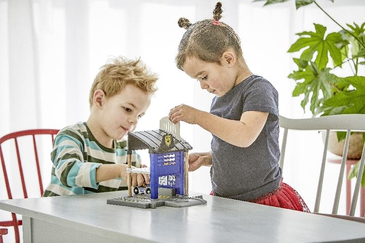 Actual product image Brio Police station with emergency vehicle