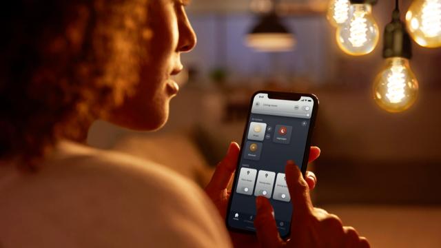 Produktbild Philips Hue Philips E27 Edison (E27, 7 W, 550 lm, 1 x, G)
