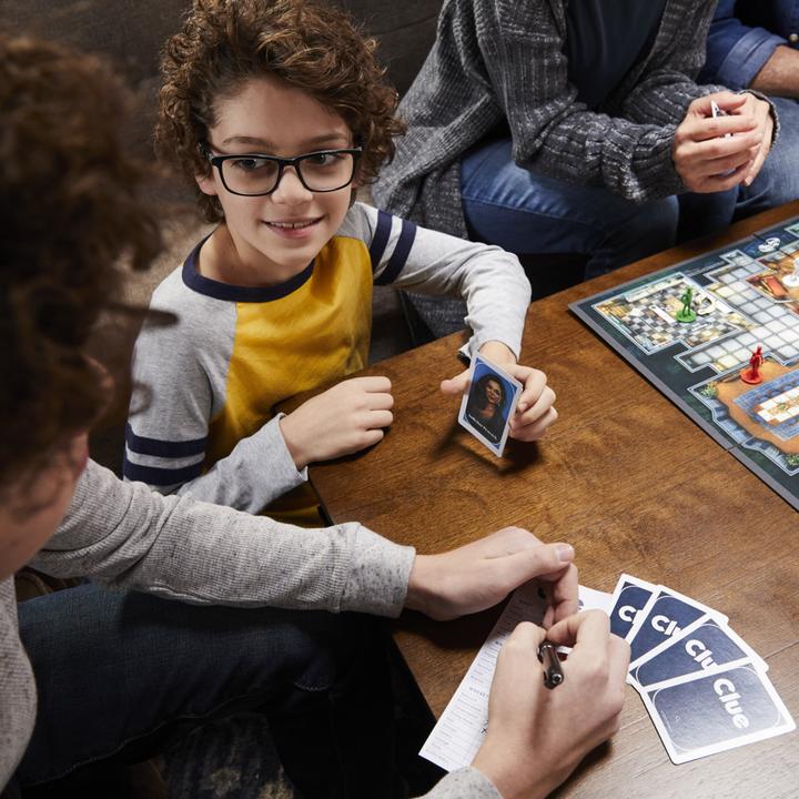 Produktbild Hasbro Gaming Cluedo Brettspiel, neu gestaltetes Cluedo für 2–6 Spieler, Detektivspiel, Familienspiel für Kinder u (Italienisch)