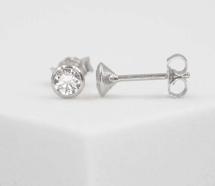 Image du produit Muau Stud earrings or blanc 750 zirconium 4.5mm (Or blanc, Or jaune, Or rose ou tout simplement en argent)