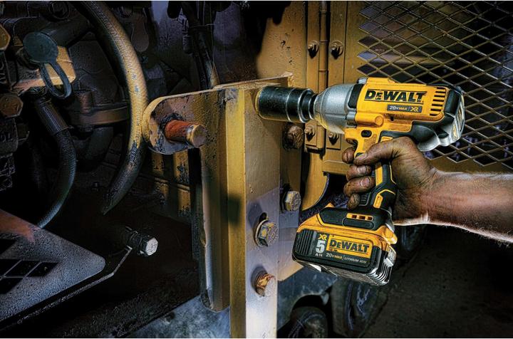 Actual product image DeWalt Battery impact wrench (Rechargeable battery operated)