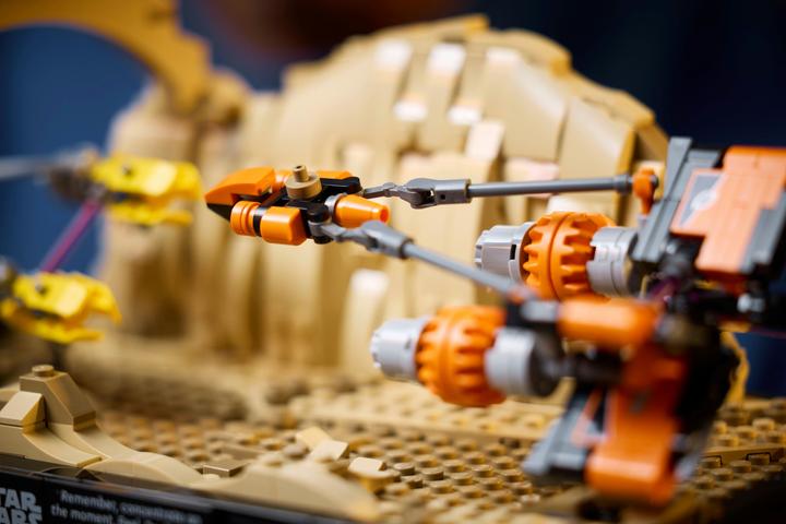 Image du produit LEGO Course de podium à Mos Espa - Diorama (75380, LEGO Star Wars)