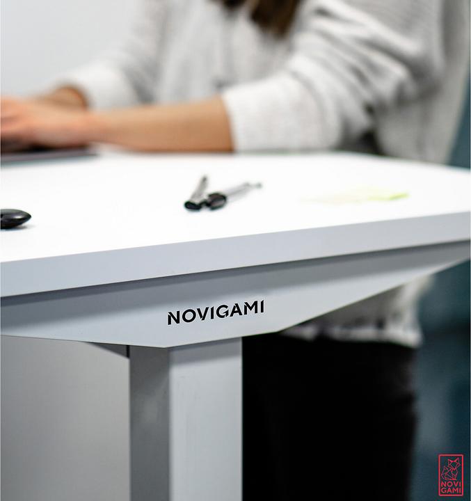 Produktbild Novigami Büro Set | Höhenverstellbarer Schreibtisch Ototo | Schwarz-Multiplex | 160 cm | Inkl. Bürostuhl K...