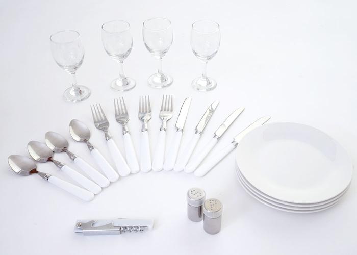 Produktbild Swisshandel24 Picknickkorb-Set für 4 Personen, Picknicktasche + Kühlfach, Porzellan Glas Edelstahl, beige