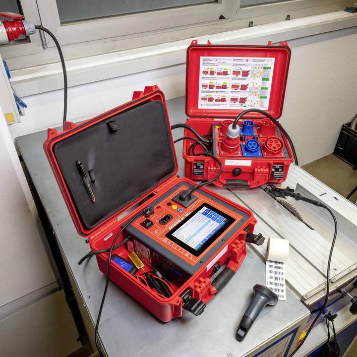 Produktbild Benning ST 755+ Gerätetester (CAT II 300V)