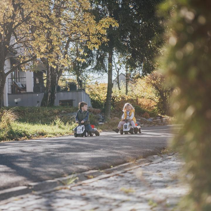 Produktbild Falk Babytraktor Valtra Baltas su Anhänger + Zubehör ab 1 Jahr