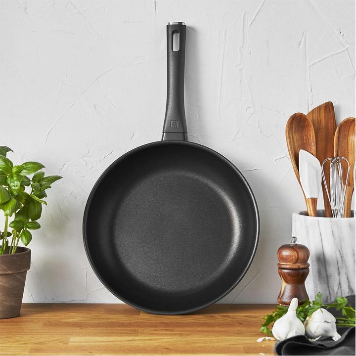 Actual product image Zwilling Madura Plus (28 cm, Frying pan, Cast aluminium)