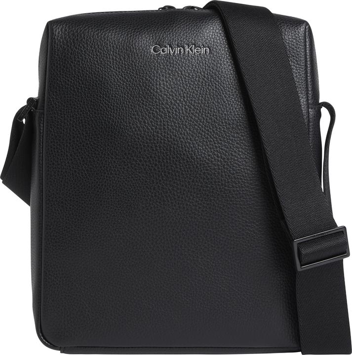 Calvin Klein Umhängetasche CK Must Reporter PF22 (49% POLYURETHANE, 51% RECYCLED POLYESTER)