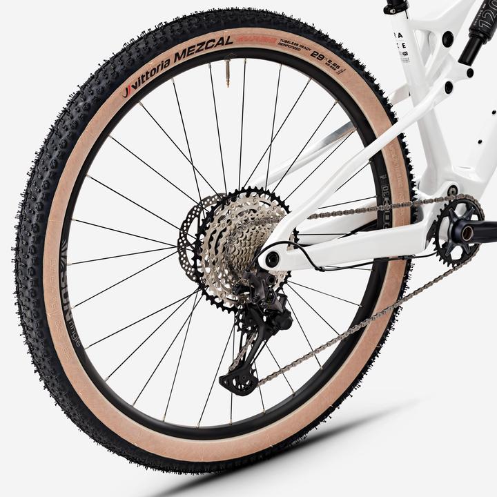 Immagine prodotto Rockrider Mountain bike XC telaio in carbonio full suspension Race 900 S bianco (28.10 cm)