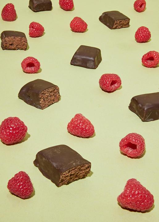 Produktbild KoRo Veganer Bio Proteinriegel mit Himbeergeschmack und dunklem Schokoladenüberzug (1 Stk., 600 g)