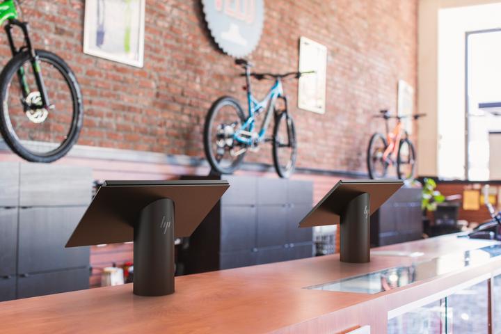 Actual product image HP Engage One AIO i5-7300U () RAM SSD WLAN bgn+BT 4.0 500nit Stand Adv. I/O Base Win10IoT