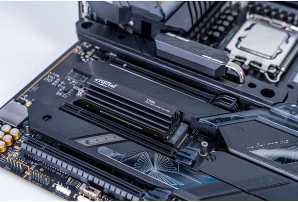 Actual product image Crucial T705 with Heatsink (2000 GB, M.2 2280)