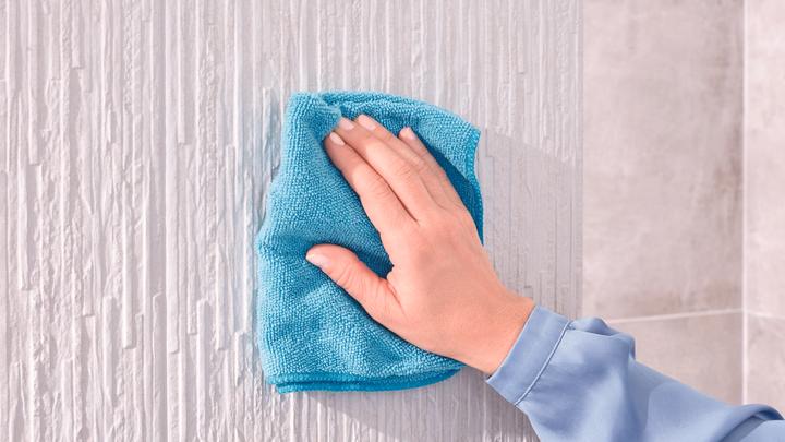 Actual product image tesa DELUXXE soap dispenser incl. adhesive solution without drilling