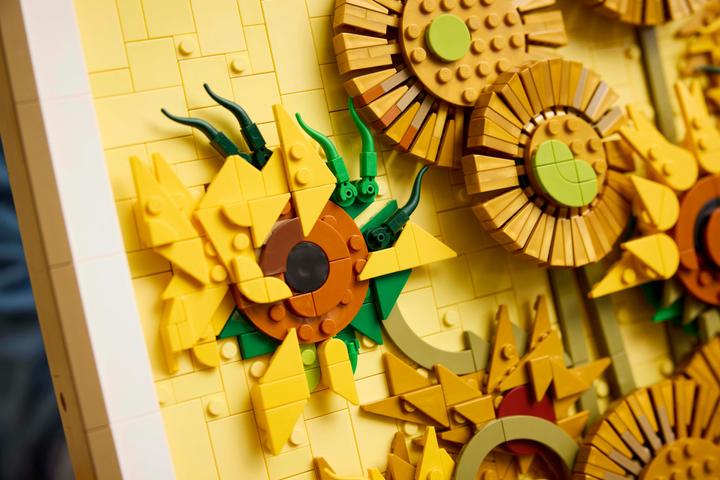 Actual product image LEGO Vincent van Gogh - Sunflowers (31215, LEGO DC, LEGO Rare Sets)