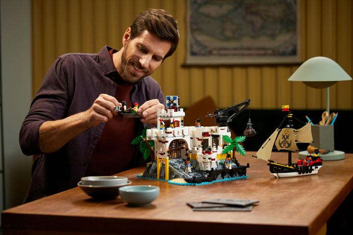 Actual product image LEGO Eldorado Fortress 10320 (10320, LEGO Icons, LEGO Rare Sets)
