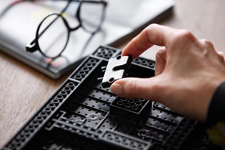 Actual product image LEGO Harry Potter Hogwarts Crest (31201, LEGO Harry Potter)