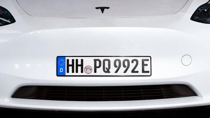 Actual product image Ivality Legaler Magnet-Kennzeichenhalter für Tesla Model 3/Y (Front + rear)